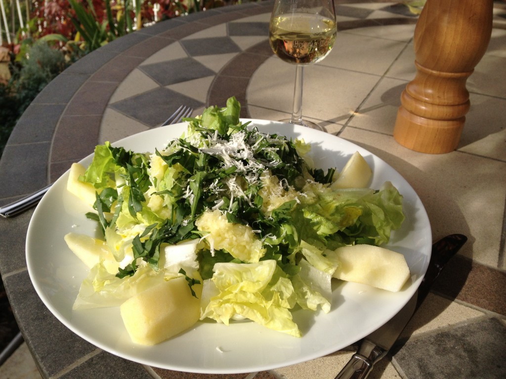 Salat fertig - mit Parmesan bestreut